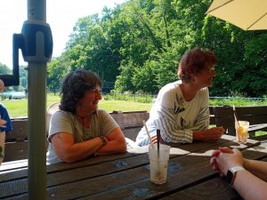 Wohlverdienter Abschluss bei Eis und Kaffee
